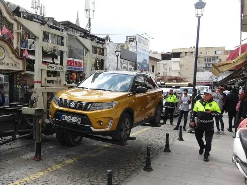 Adana'da Park Yasağına Uymayan 150 Araca Ceza Kesildi