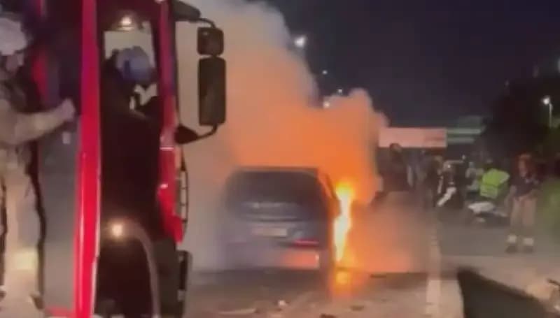 Otoyolda Bariyerlere Çarpan Araç Alev Alev Yandı: Korkutan Anlar