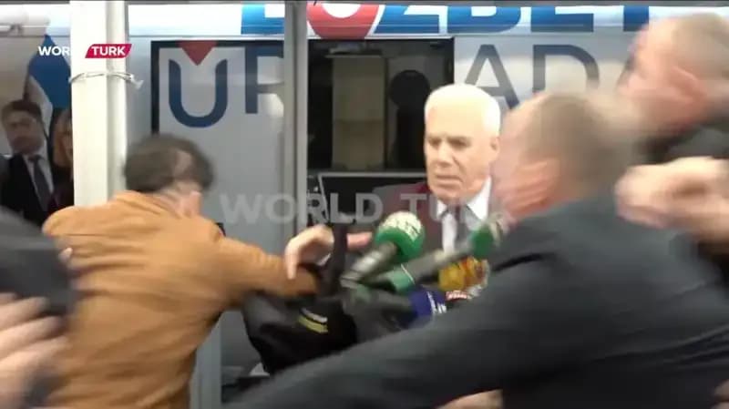 Bursa Büyükşehir Belediye Başkanı’na Yapılan Yumruklu Saldırı Olayı Görüntülendi