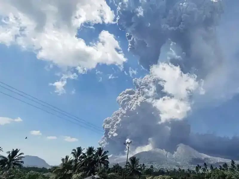 Endonezya'da Şok Patlama: Yanardağ Külleri 18 Kilometreye Ulaştı