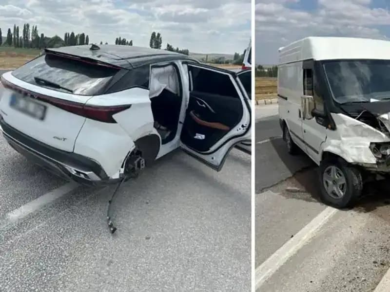 Çorum'da Kafa Kafaya Çarpışan İki Araç, Yaralılar Hastaneye Sevk Edildi