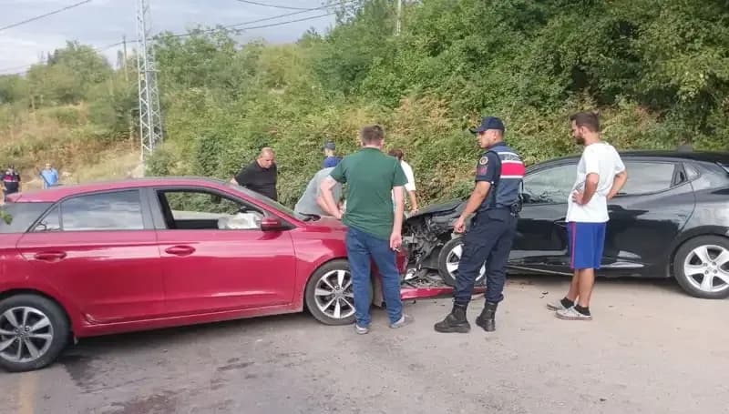 Karamürsel'de Trafik Kazası: İki Otomobil Çarpıştı, 4 Yaralı
