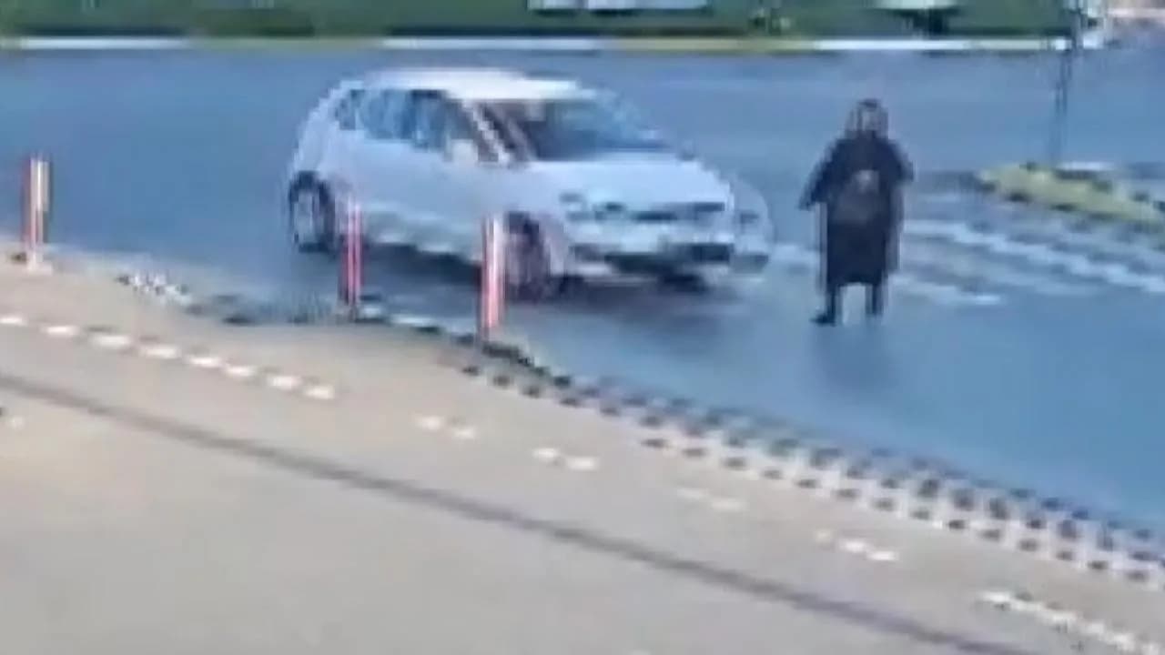 Bir Sürücü, Araç Kazasında Yardım Beklerken İkinci Kaza Geçirdi