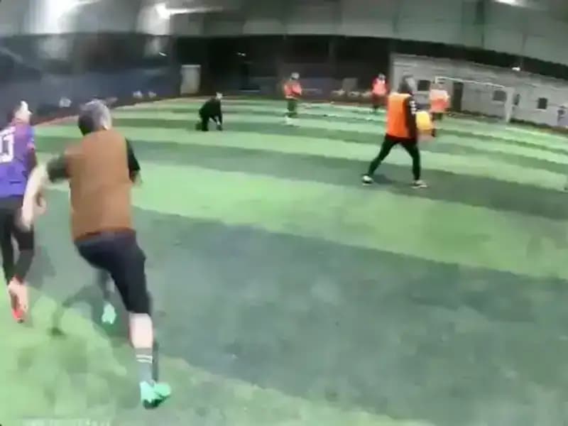 Halı Sahanın Çatısı Çöktü: Futbolcuların Kaçış Anları Kamerada