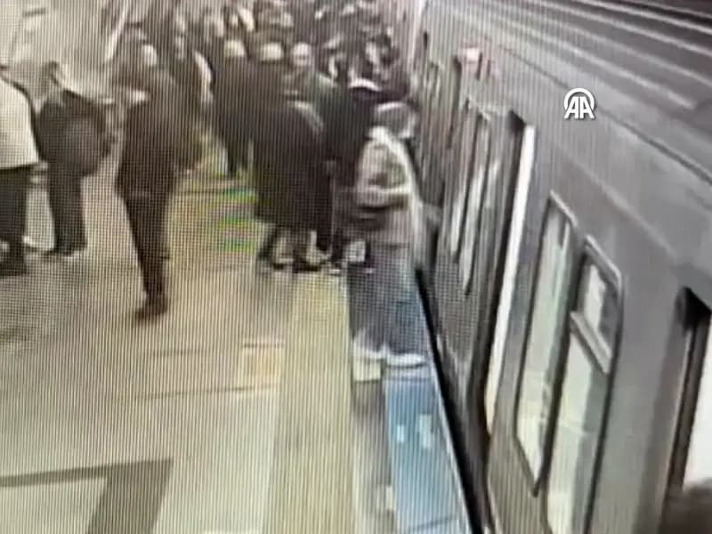 İstanbul Taksim Metro'da Yankesici Suçüstü Yakalandı