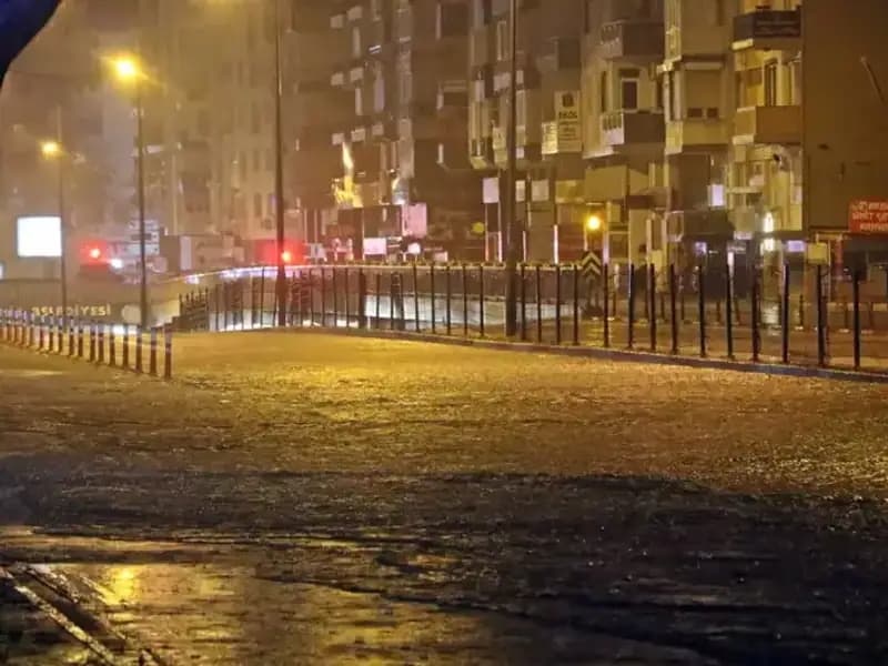 Antalya'da Sel Felaketi: Yollar Göle Döndü, Araçlar Mahsur Kaldı
