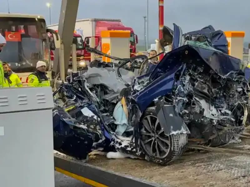 Silivri'de Feci Kaza! Otomobil Gişe ile Otobüs Arasında Sıkıştı