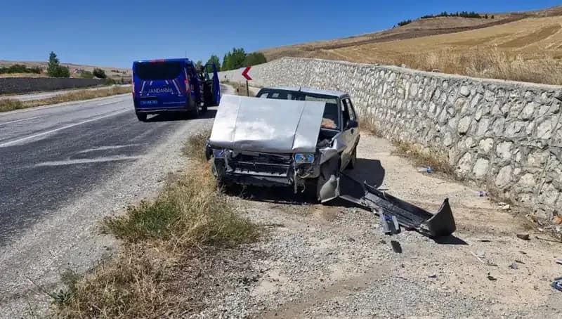 Kontrolden Çıkan Otomobil Duvara Çarptı: İki Yaralı Korkutan Kaza