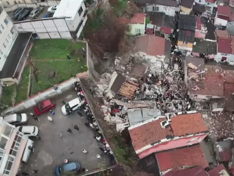 İstanbul Fatih'te Patlama Sonrası İki Bina Çöktü, Yaralılar Var