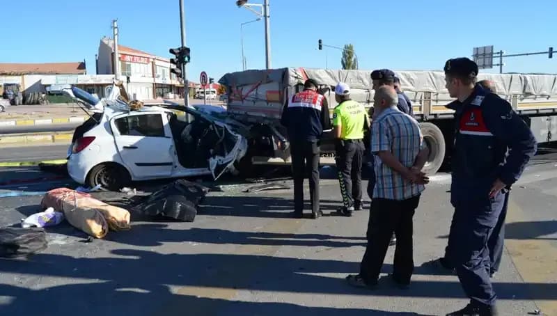 Kırmızı Işıkta Feci Kaza: Anne Hayatını Kaybetti, Oğlu Yaralandı