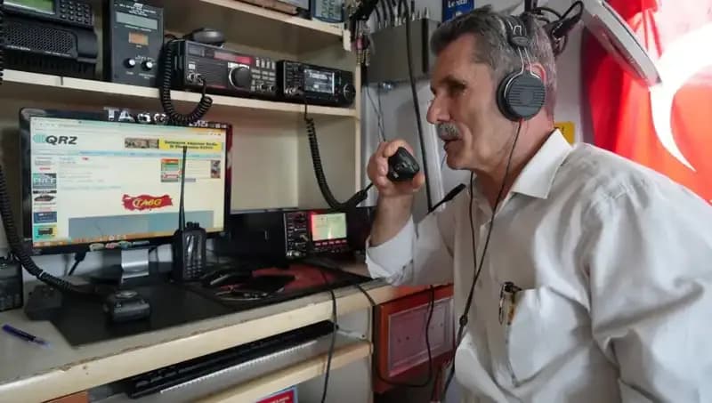 Evinde Kurduğu Telsiz İstasyonu ile 180 Ülkeye Bağlandı