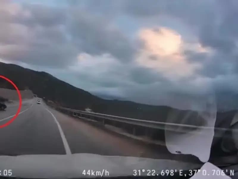 Manavgat'ta Kaygan Yolda Kontrolden Çıkan Araç Anbean Kaydedildi