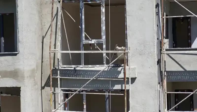 İnşaat Sahasında Tehlikeli Kaza: Merdivenden Yuvarlanan İşçi Yaralandı