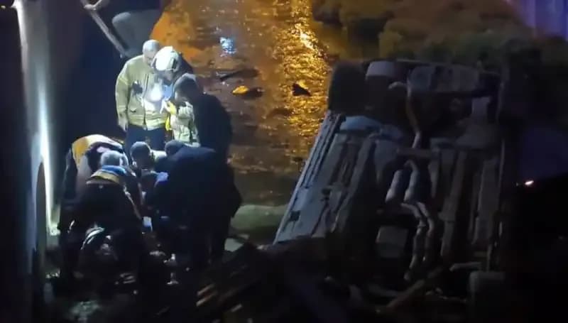 Sürücünün Kaçtığı Kaza: Yaralıyı İtfaiye Kurtardı