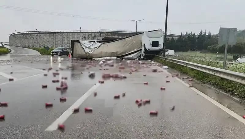 TIR Devrildi, Yolda İçkiler Saçıldı: Olayın Detaylarıyla İlgili Her Şey