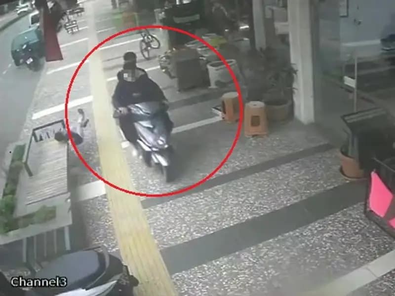 5 Yaşındaki Çocuk Kaldırımda Motorlu Bisikletle Çarpıştı