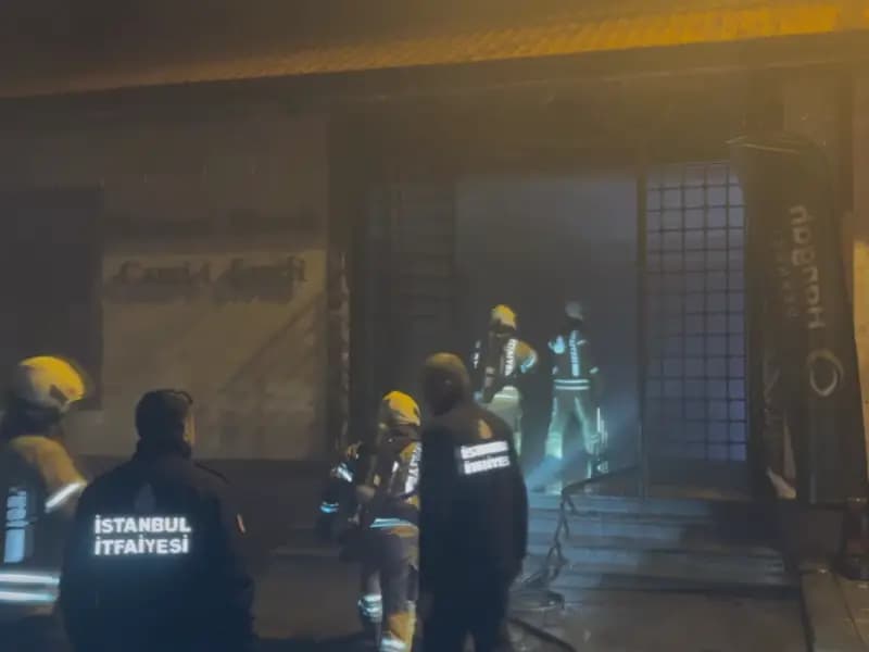 İstanbul'da Mahmud Efendi Camisi'nde Gece Yangın Çıktı