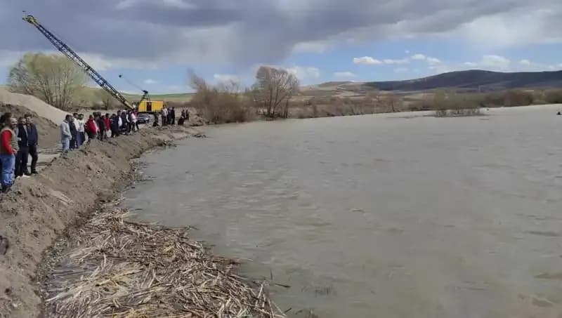 Kızılırmak Nehri'nde 17 Yaşındaki Genç Mehmet Kayboldu, Aile ve Arkadaşları Endişede