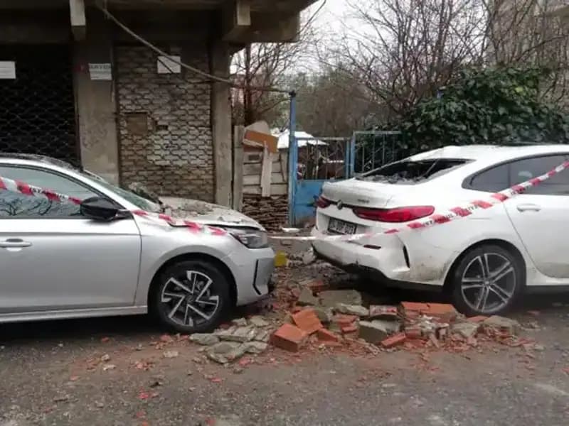 İstanbul'da Dört Katlı Binada Şok Balkon Çökmesi: İlk Belirlemeler