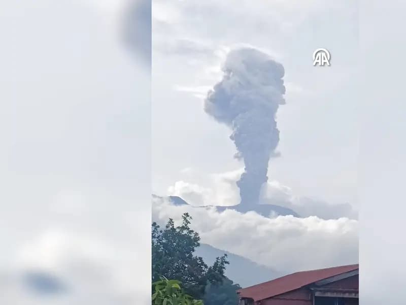Endonezya'nın Marapi Yanardağı Patladı: Kül Bulutları Yükseliyor