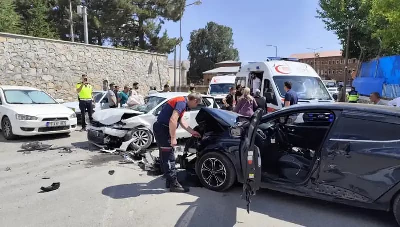 Bitlis'te Otomobil Kazası: 10 Kişi Yaralandı, Ayrıntılar Henüz Belirsiz