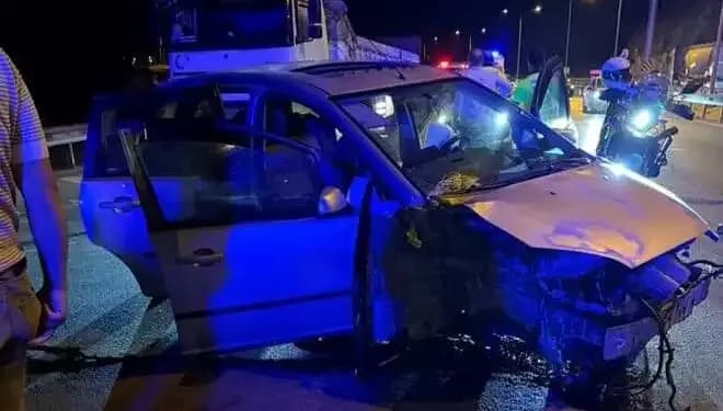 Otomobil Bariyere Çarptı: Kaza Sonucu Bir Hayat Kaybı ve Üç Yaralı