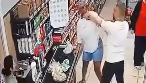 Marketteki Kasa Sırasında Şok Edici Olay: Kadına Çocuğunun Önünde Saldırı!