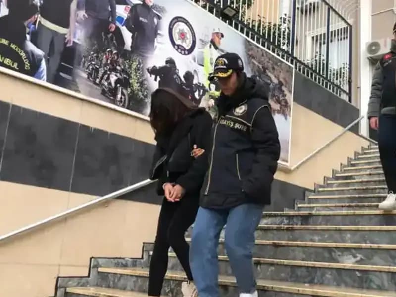 Hırsızlıkta Çocuk Kullanarak Suç İşleyen Anne, Yaşının Üç Katı Suç Kaydıyla Yakalandı