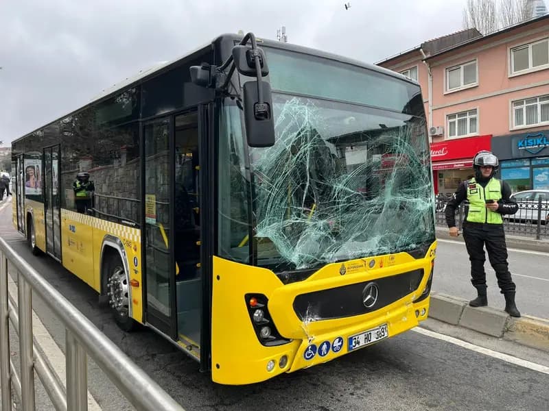 Üsküdar'da İki İETT Otobüsü Çarpıştı, Yaralı Yok