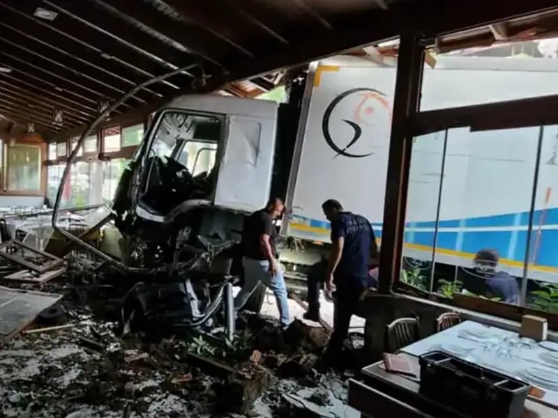 Freni Boşalan Kamyon Restorana Girdi: Olayın Detayları ve Sonrası