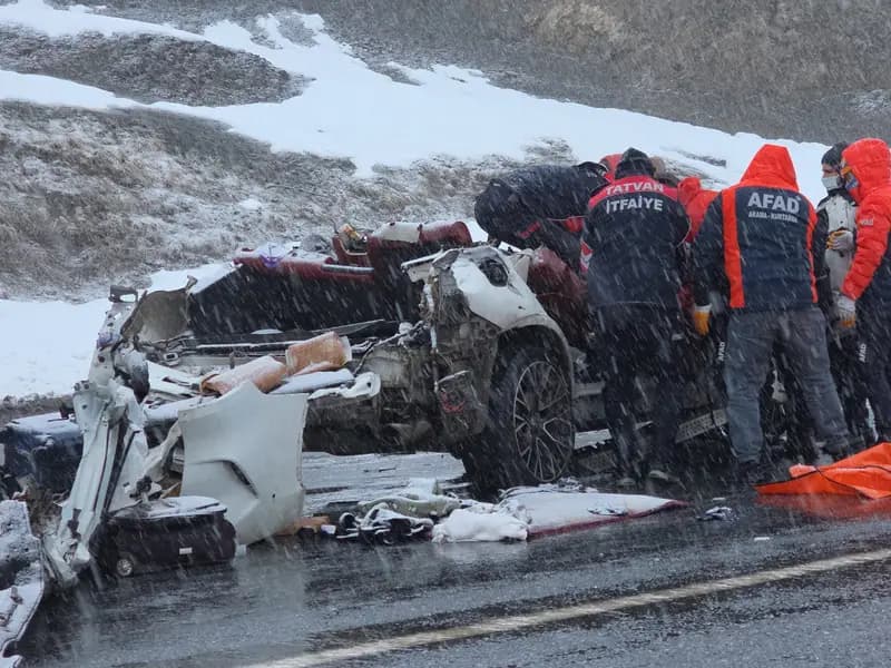 Tatvan'daki Feci Kazada 3 Kişi Hayatını Kaybetti, Bebek Hastanede Vefat Etti