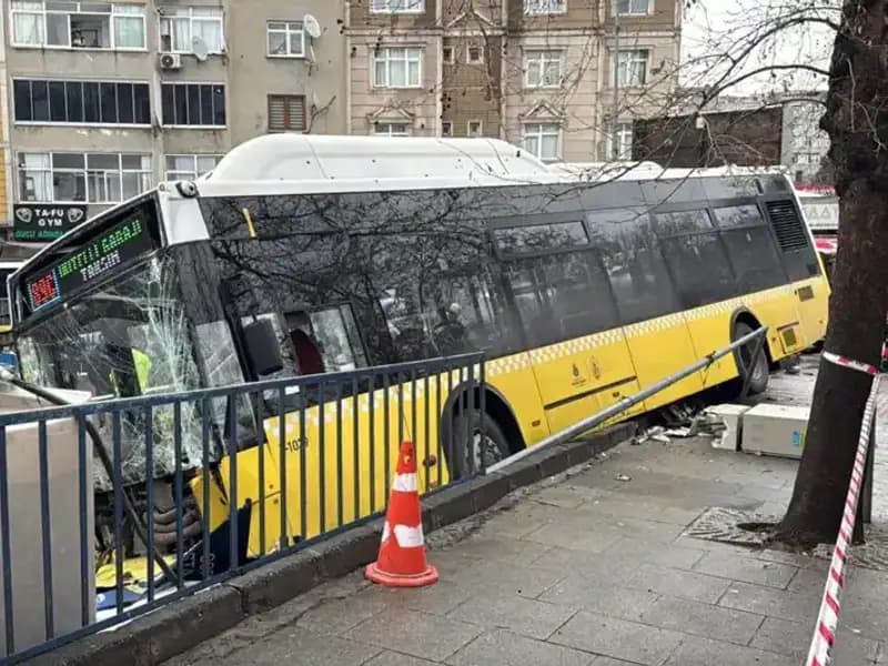 Esenler'de Korkunç Kaza: İETT Otobüsü Otoparka Daldı, 3 Yaralı