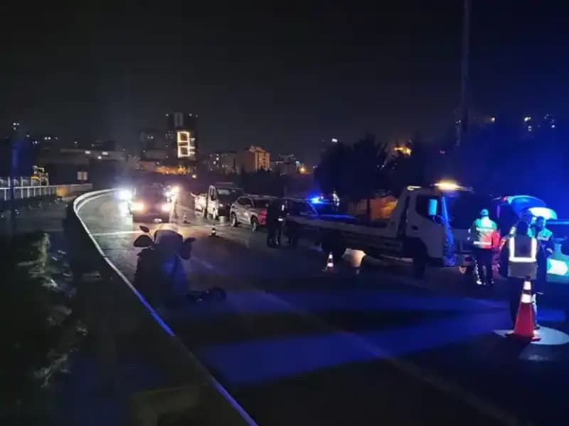 TEM Otoyolu'nda Şok Kazada Yatan Kişi Metrelerce Sürüklendi!