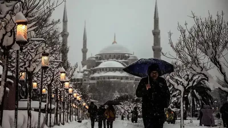 İstanbul'u Beyaza Bürüyen Kar: Yılın En Soğuk Günleri Geliyor