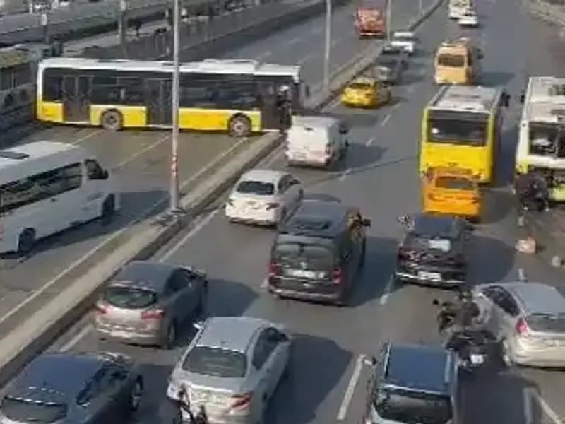 İETT Otobüsünün Karıştığı Kazada Trafik Kilitlendi, Şok Edici Görüntüler Ortaya Çıktı