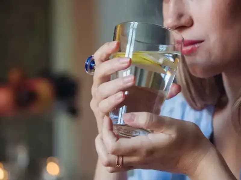 Aç Karnına 1 Litre Su İçmenin Bilinmeyen Faydaları ve Etkileri