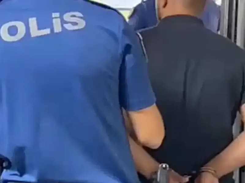İzmir'de Polise Saldıran Şahıs Tutuklandı: Olayın Detayları Ortaya Çıktı