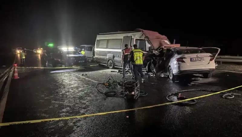 Ters Yönde Seyreden Minibüse Çarpan Araç Alev Alev Yandı: 1 Ölü, 1 Yaralı