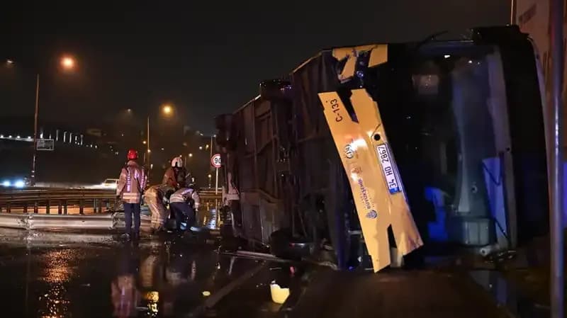 İstanbul'da Özel Halk Otobüsü Devrildi: Olayın Ayrıntıları ve Saatlerce Sona Ermeyen Bekleyiş