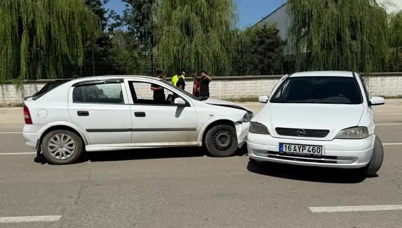 İki Otomobil Çarpıştı: Kazada İki Kişi Yaralandı, Olay Yeri Kaosa Döndü