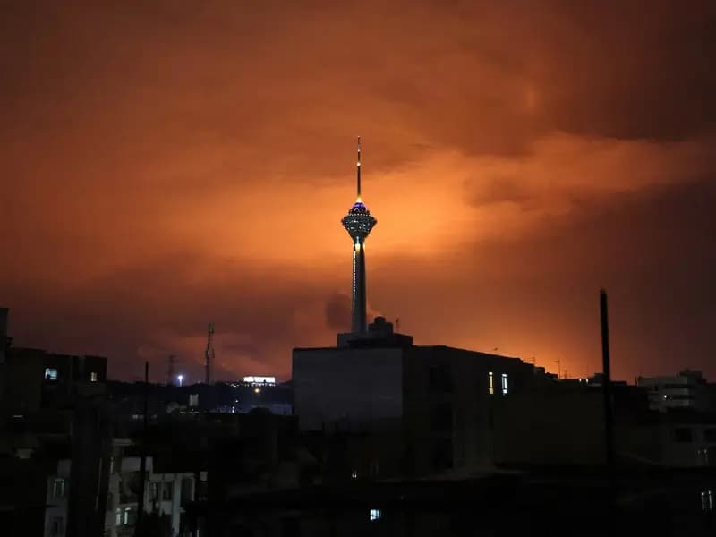 İran'da Petrol Depolarına Saldırı: Tahran'da Yangın ve Zehirli Yağmur Uyarısı