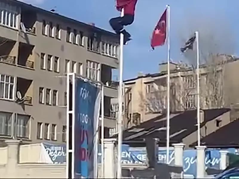 Erzurum'da Cesur Çalışan, Bayrağı İçin 15 Metre Yükseldi