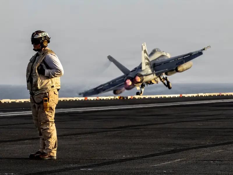 İran'da Düşen Amerikan Uçak Pilotunun İzinde Arama Kurtarma