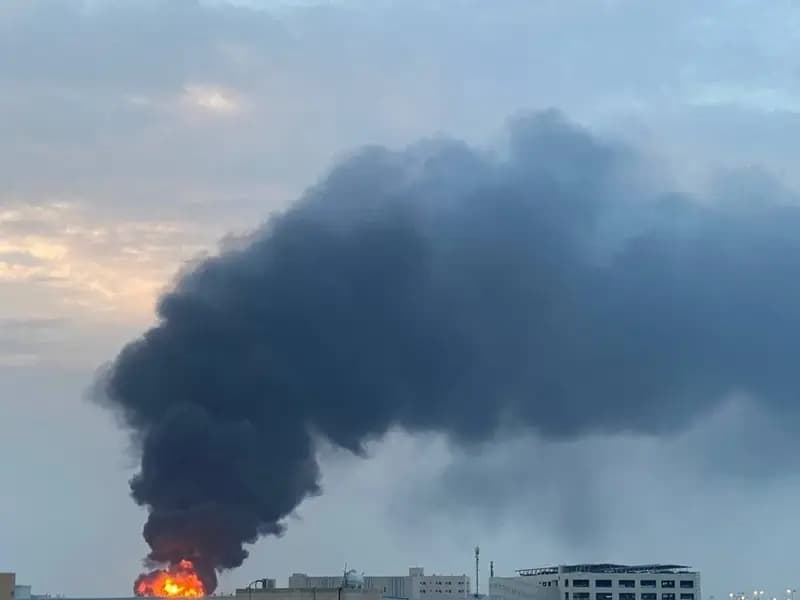 Bahreyn'de İran Saldırıları: Yangın ve Siren Alarmı