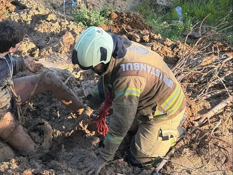Göktürk'te Çamura Saplanan Çocuk, Polisle Kurtarıldı