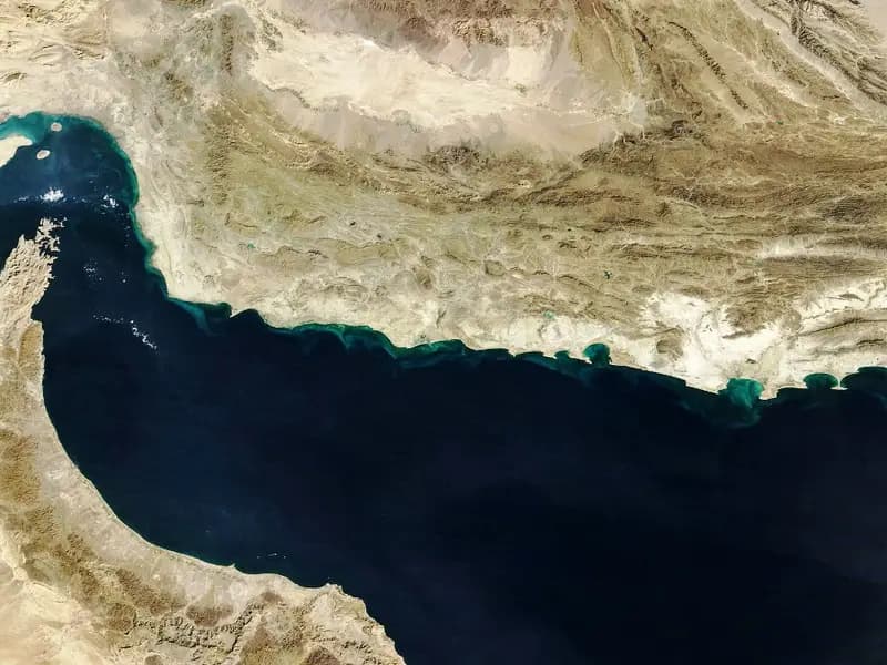 İran, Hürmüz Boğazı'nı Kapatma Kararıyla Gerginliği Tırmandırdı