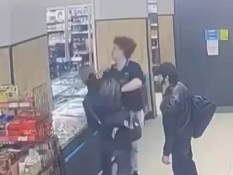 Küçükçekmece'de Market Çalışanına Saldırı: İki Şüpheli Kaçtı