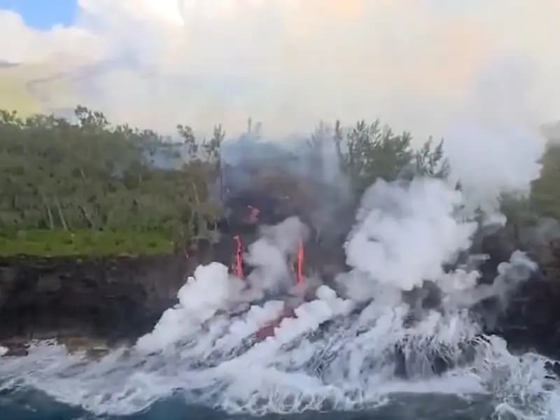 Piton de la Fournaise Yanardağı'ndan Lavlar Okyanusa Akıyor