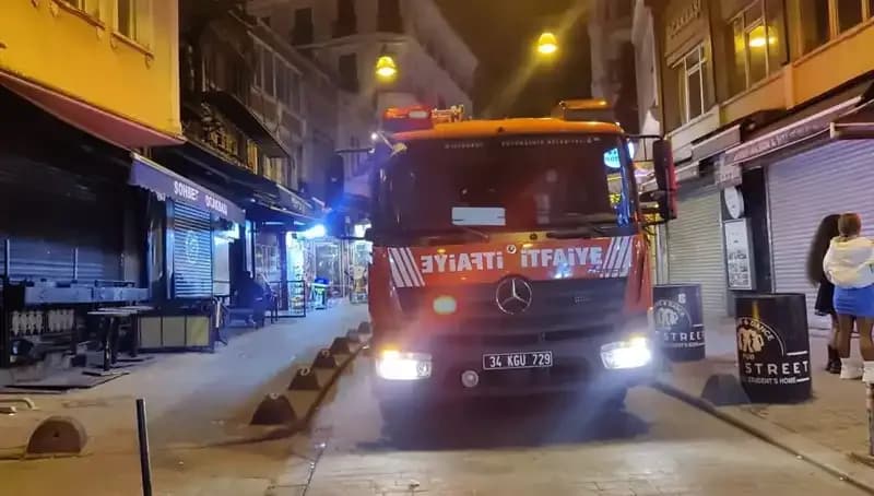 Beyoğlu'nda Asansör Boşluğuna Düşen Müşteri, Hastaneye Kaldırıldı