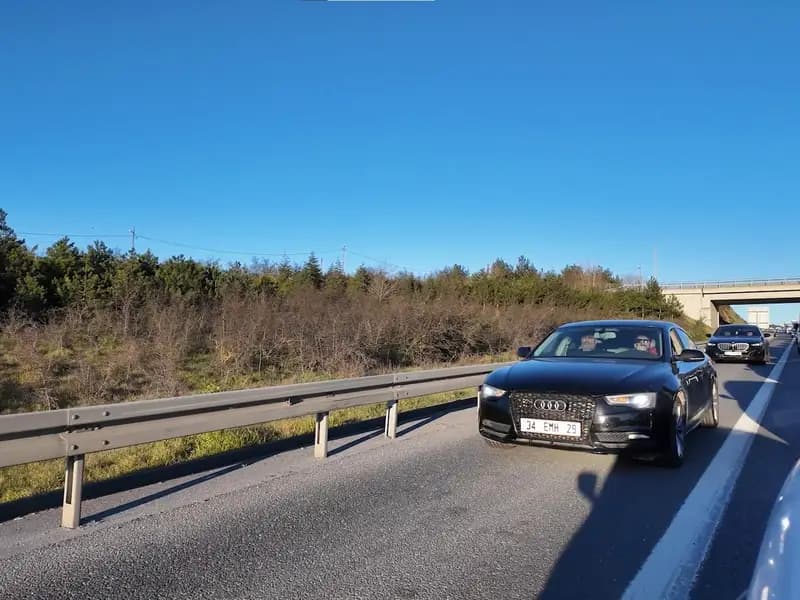 İstanbul'da 30 Dakikada 60 Araç Emniyet Şeridini İhlal Etti